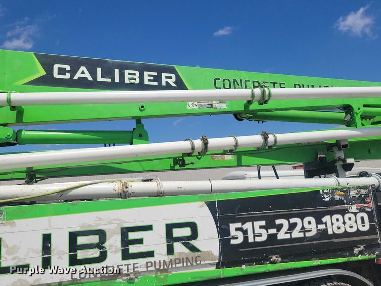 image for item DZ7029 2007 Mack MR690S concrete pump truck