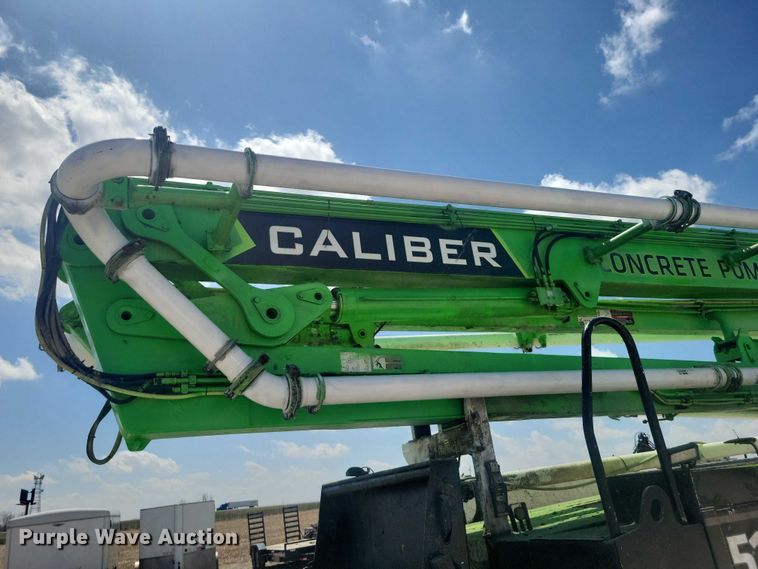 image for item DZ7029 2007 Mack MR690S concrete pump truck