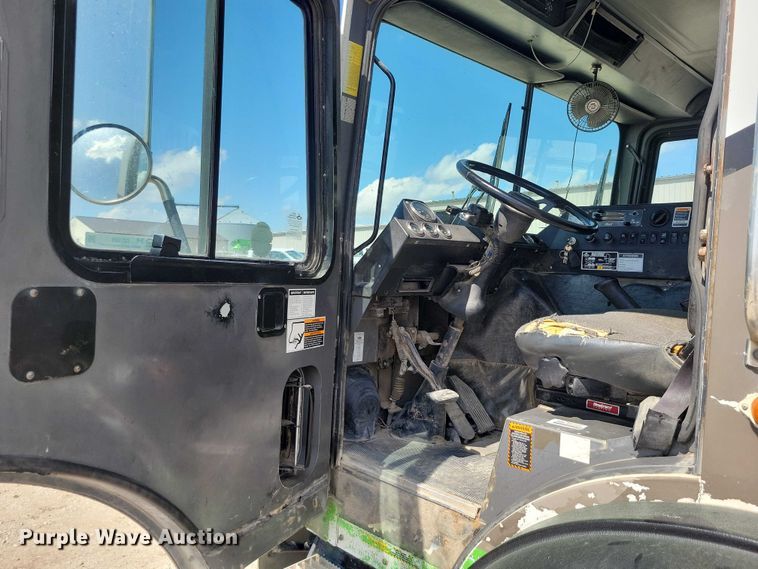 image for item DZ7029 2007 Mack MR690S concrete pump truck