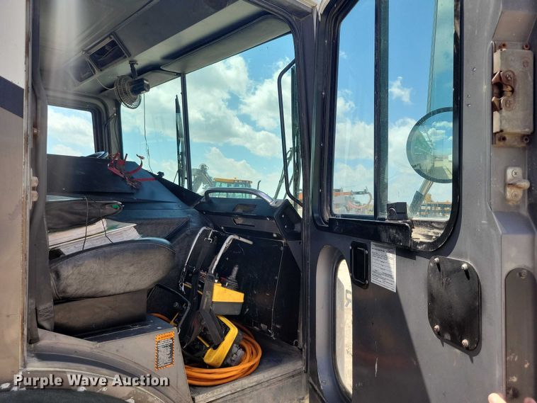 image for item DZ7029 2007 Mack MR690S concrete pump truck