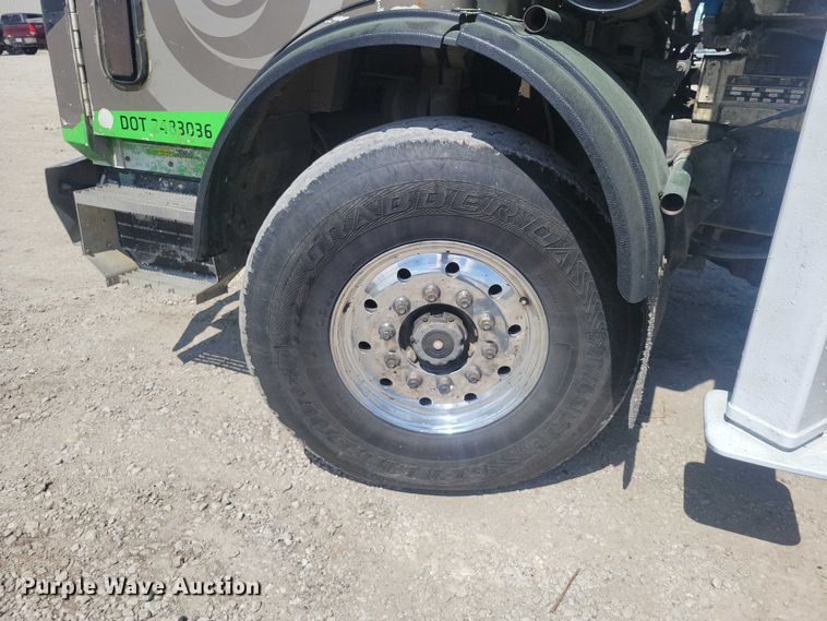 image for item DZ7029 2007 Mack MR690S concrete pump truck