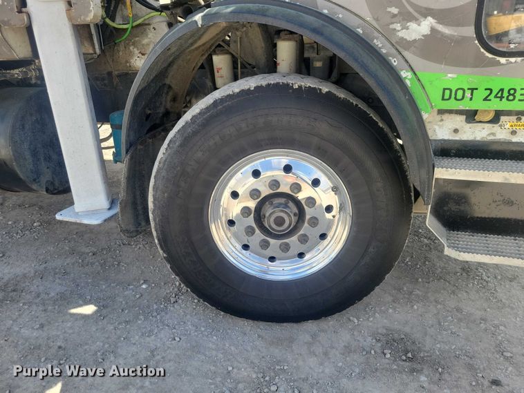 image for item DZ7029 2007 Mack MR690S concrete pump truck