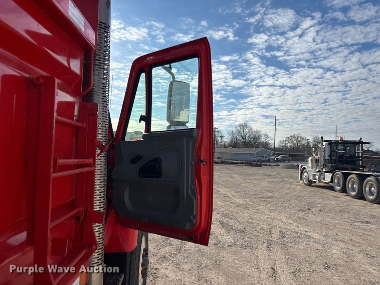 image for item EA4680 2007 International 7500 dump truck