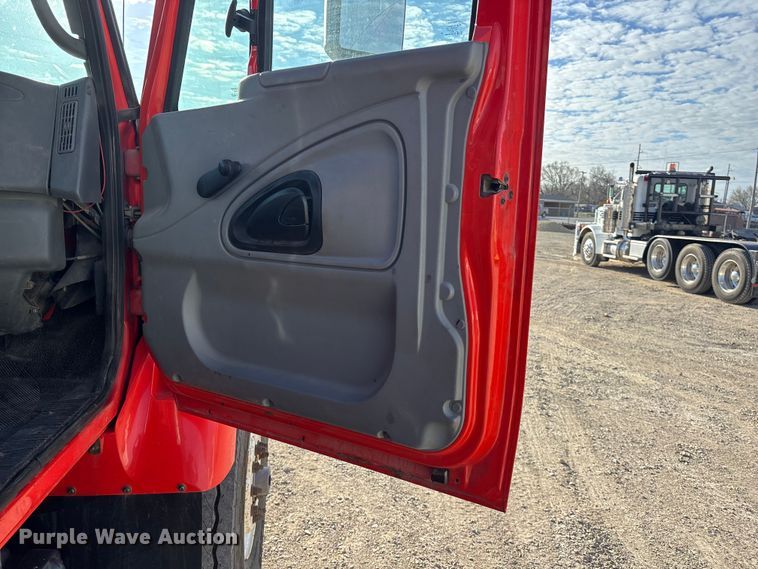 image for item EA4680 2007 International 7500 dump truck