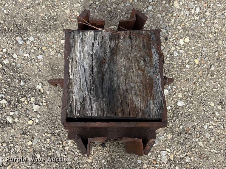 image for item EA4690 Pile driver