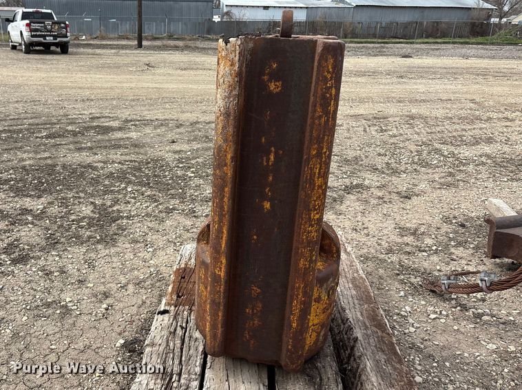 image for item EA4690 Pile driver