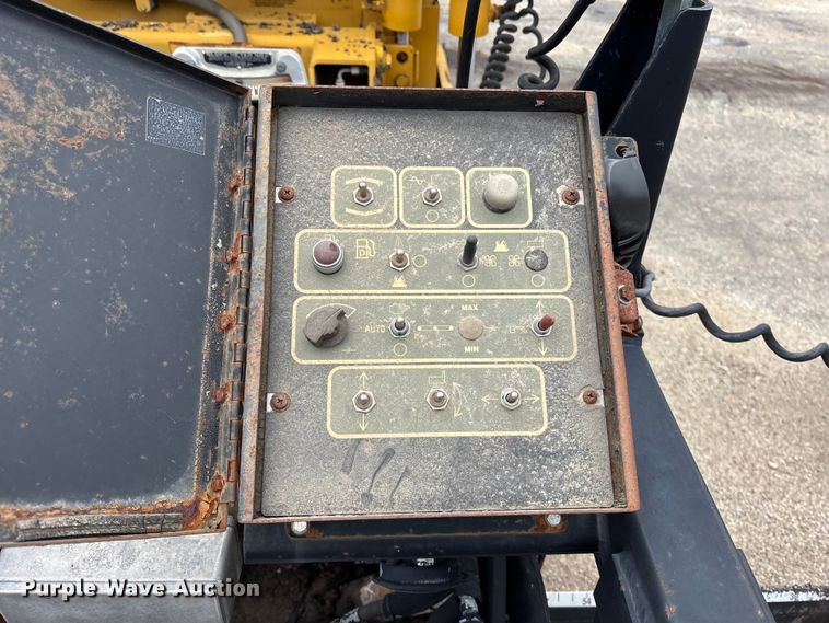 image for item EA4746 2010 Caterpillar AP–1055D paver