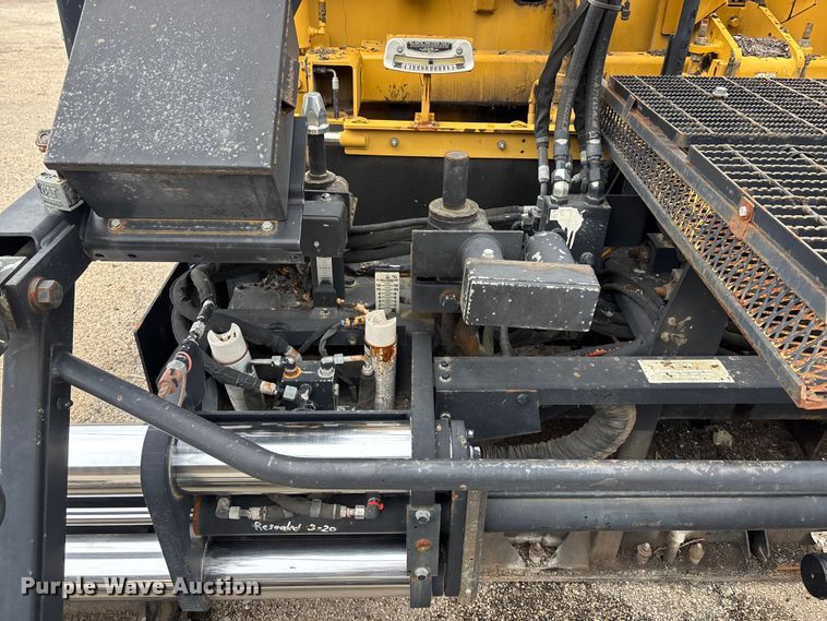image for item EA4746 2010 Caterpillar AP–1055D paver
