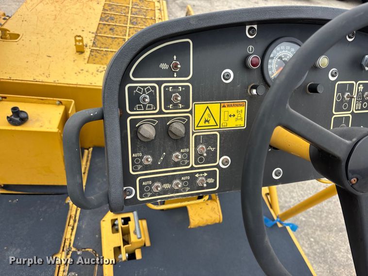 image for item EA4746 2010 Caterpillar AP–1055D paver