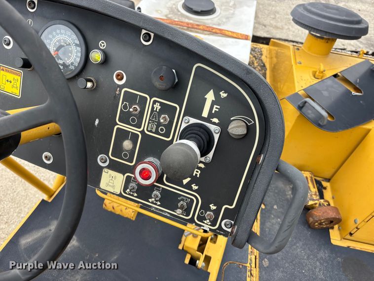 image for item EA4746 2010 Caterpillar AP–1055D paver