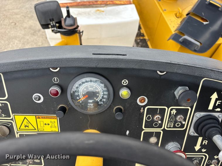 image for item EA4746 2010 Caterpillar AP–1055D paver