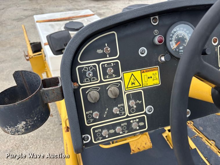 image for item EA4746 2010 Caterpillar AP–1055D paver