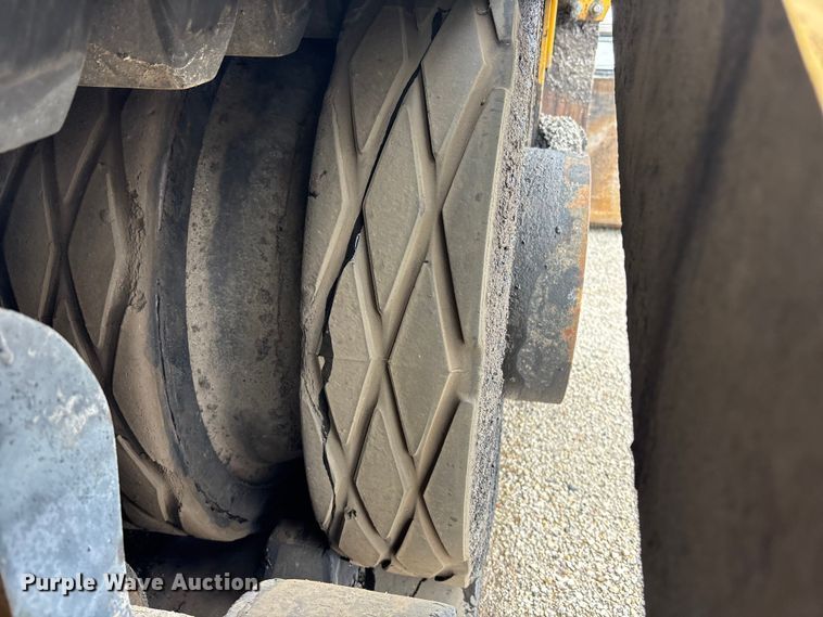 image for item EA4746 2010 Caterpillar AP–1055D paver