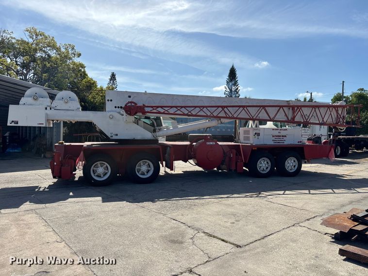 image for item EA5470 1983 Linkbelt HTC1040 crane truck