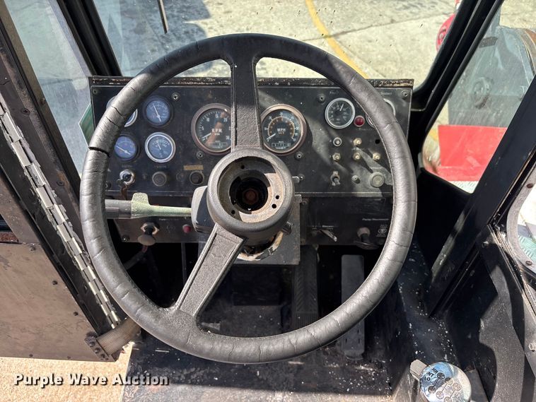 image for item EA5470 1983 Linkbelt HTC1040 crane truck