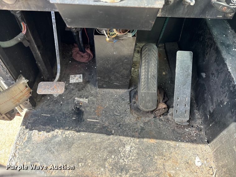 image for item EA5470 1983 Linkbelt HTC1040 crane truck