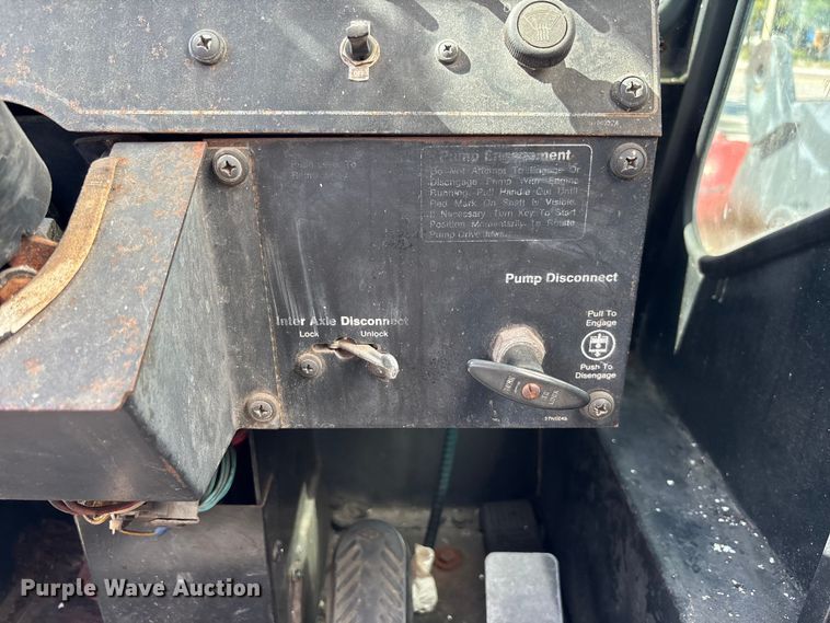 image for item EA5470 1983 Linkbelt HTC1040 crane truck