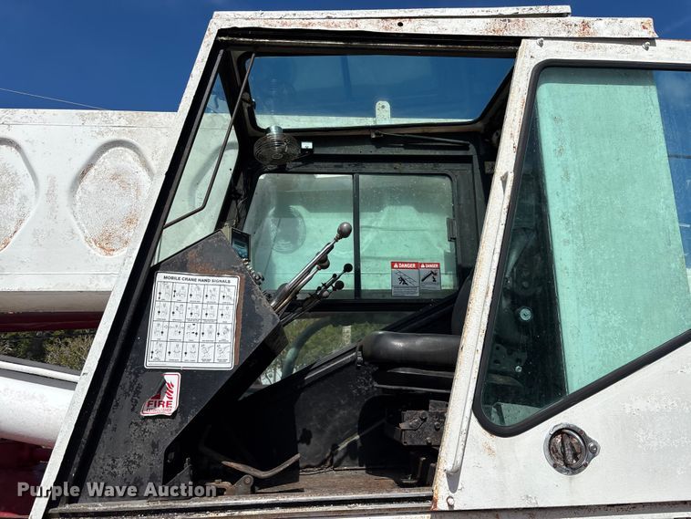 image for item EA5470 1983 Linkbelt HTC1040 crane truck