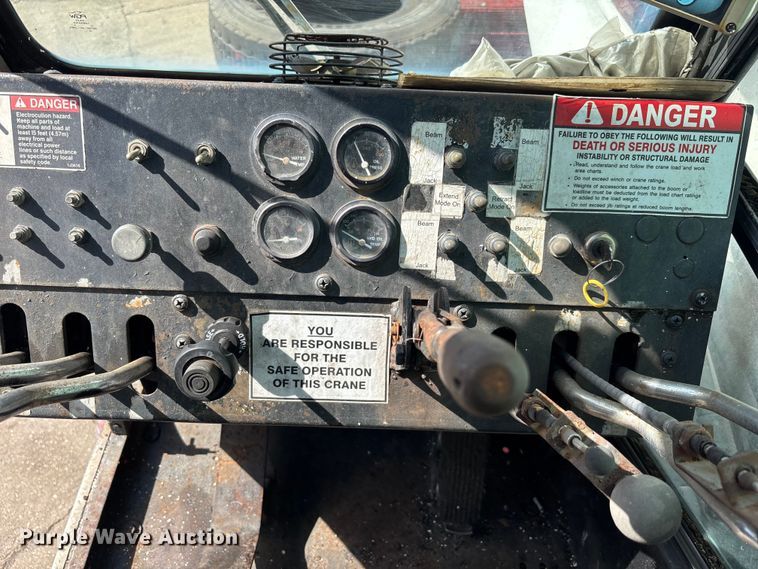 image for item EA5470 1983 Linkbelt HTC1040 crane truck