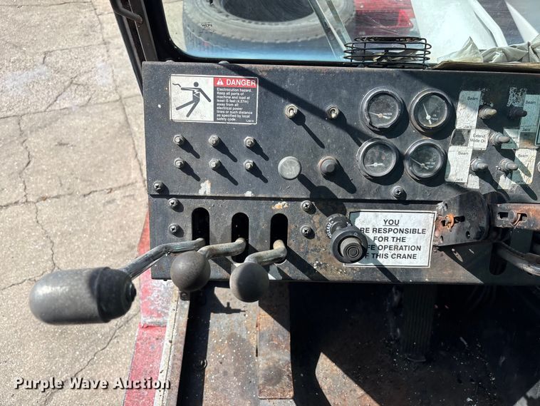 image for item EA5470 1983 Linkbelt HTC1040 crane truck