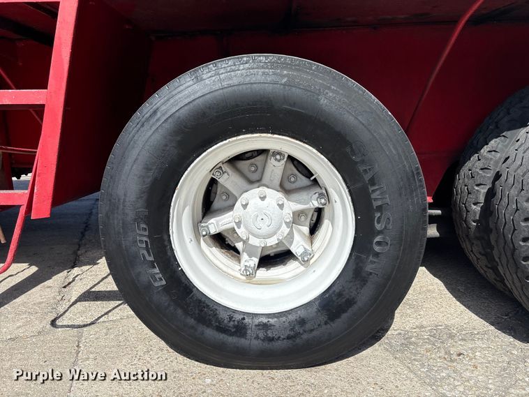 image for item EA5470 1983 Linkbelt HTC1040 crane truck