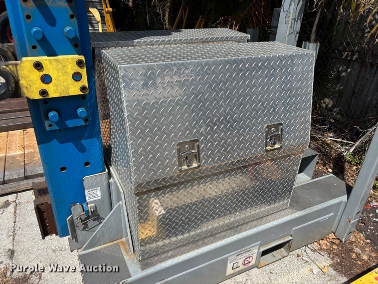 image for item EA5471 (2) forklift booms