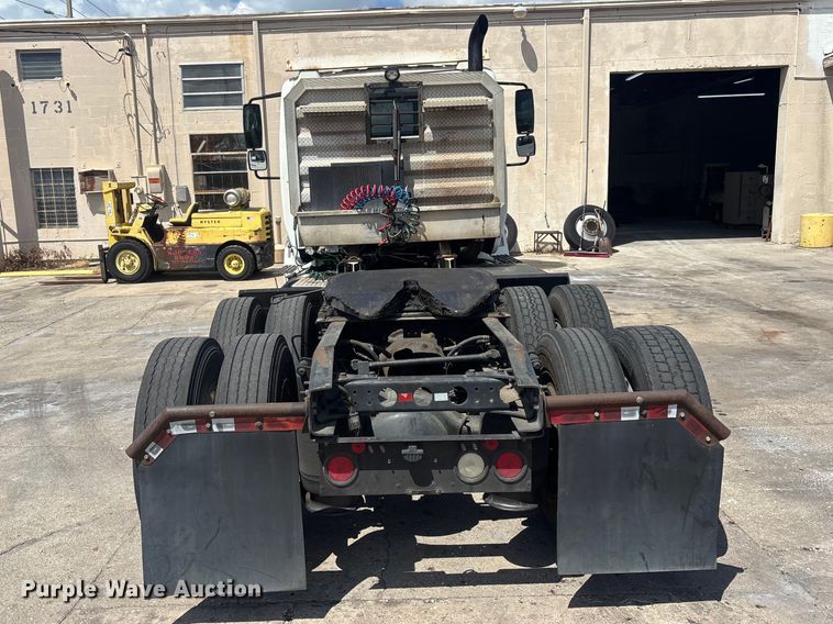 image for item EA5475 2007 International 8600 semi truck