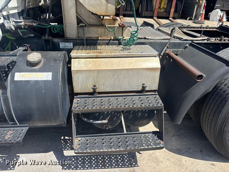 image for item EA5475 2007 International 8600 semi truck