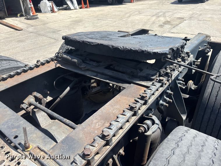 image for item EA5475 2007 International 8600 semi truck