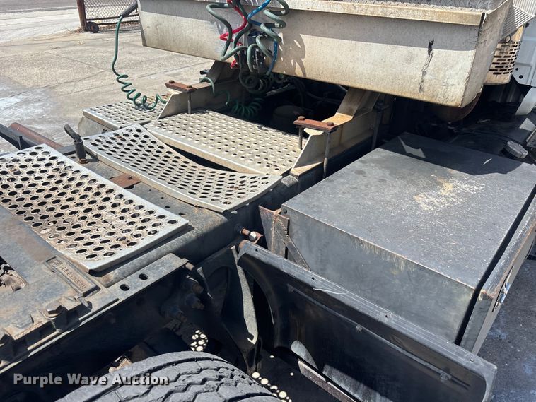 image for item EA5475 2007 International 8600 semi truck