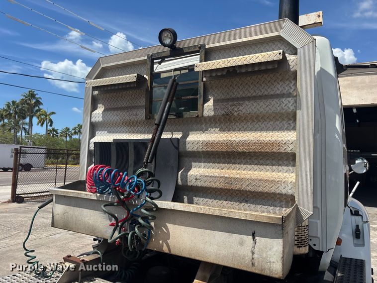 image for item EA5475 2007 International 8600 semi truck