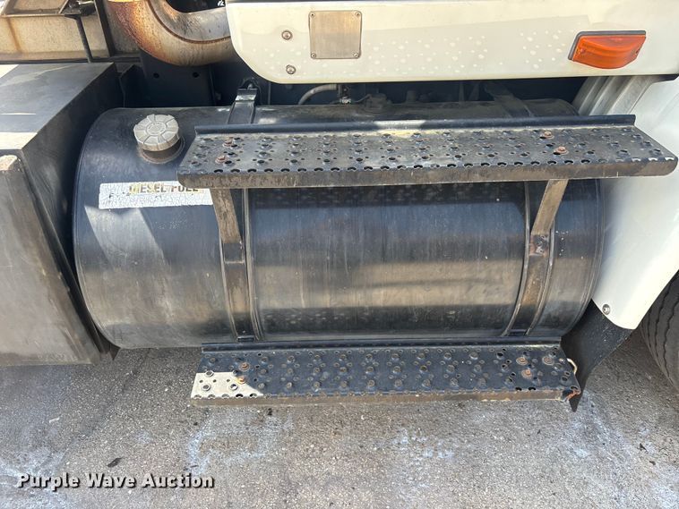 image for item EA5475 2007 International 8600 semi truck