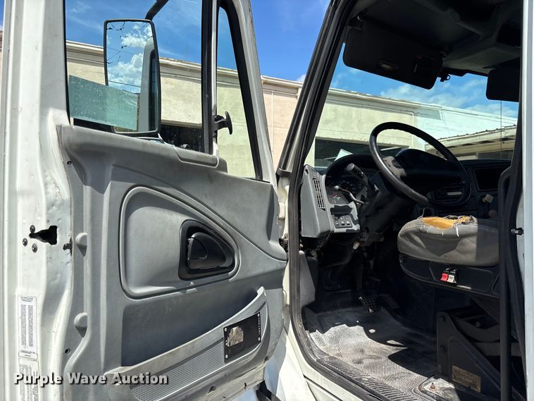 image for item EA5475 2007 International 8600 semi truck