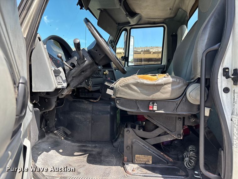 image for item EA5475 2007 International 8600 semi truck