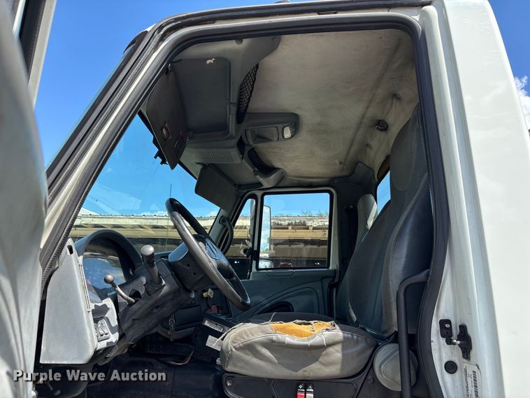 image for item EA5475 2007 International 8600 semi truck