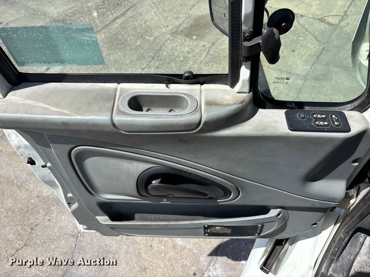 image for item EA5475 2007 International 8600 semi truck