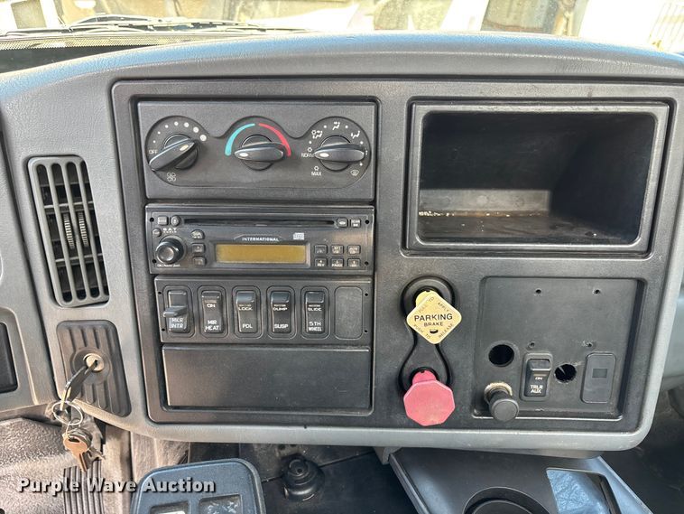 image for item EA5475 2007 International 8600 semi truck