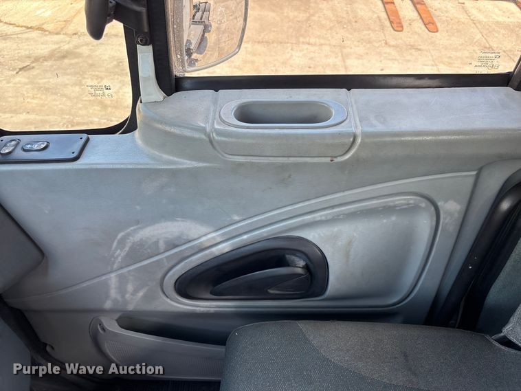 image for item EA5475 2007 International 8600 semi truck