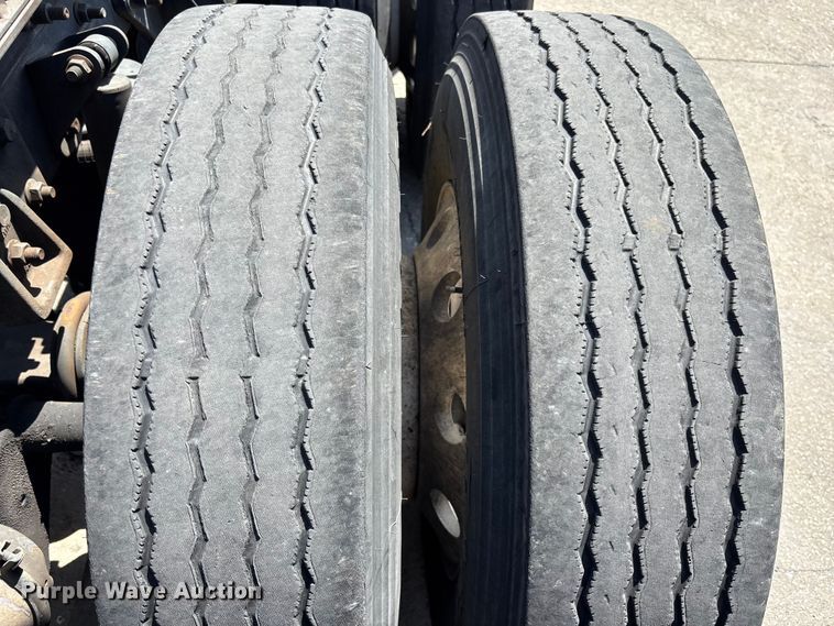 image for item EA5475 2007 International 8600 semi truck