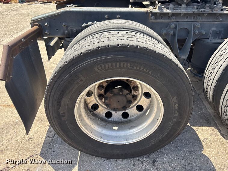 image for item EA5475 2007 International 8600 semi truck