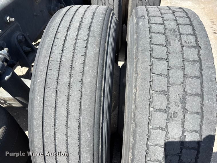 image for item EA5475 2007 International 8600 semi truck