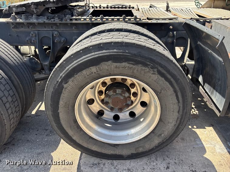 image for item EA5475 2007 International 8600 semi truck