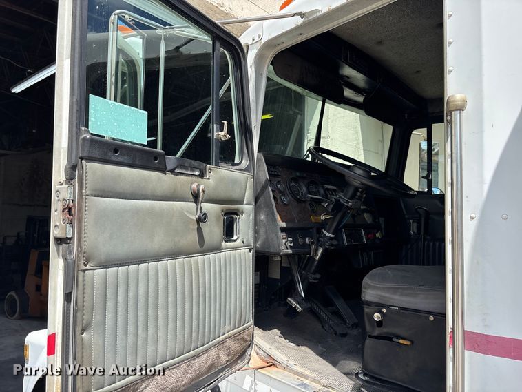 image for item EA5477 1994 Kenworth T800 semi truck