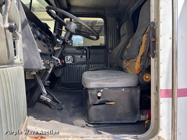 image for item EA5477 1994 Kenworth T800 semi truck