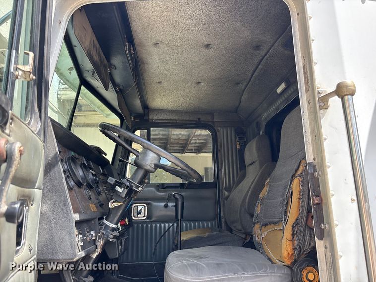 image for item EA5477 1994 Kenworth T800 semi truck