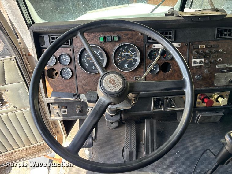 image for item EA5477 1994 Kenworth T800 semi truck