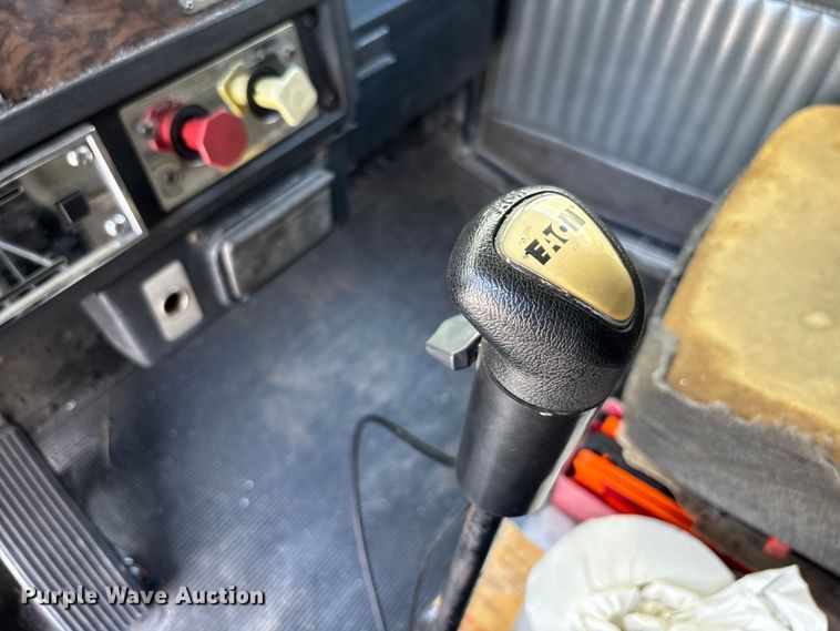 image for item EA5477 1994 Kenworth T800 semi truck