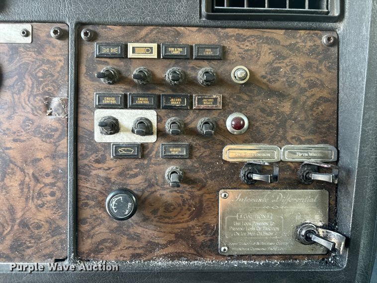 image for item EA5477 1994 Kenworth T800 semi truck