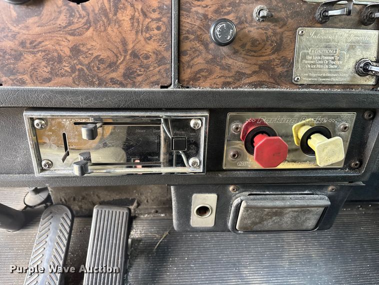 image for item EA5477 1994 Kenworth T800 semi truck