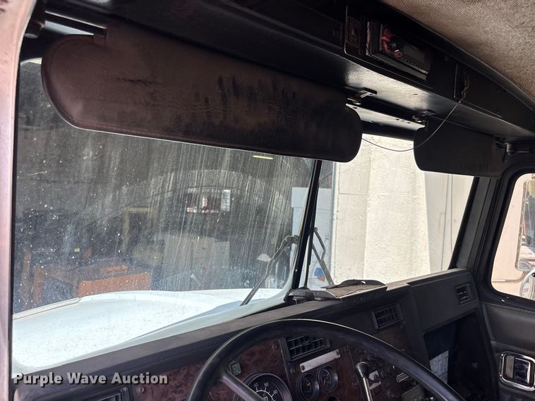 image for item EA5477 1994 Kenworth T800 semi truck